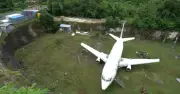 Những chiếc Boeing 737 bị bỏ hoang giữa mỏ đá và ven đường ở Bali