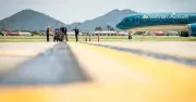 Nội Bài nóng kỷ lục 71 độ C, nhân viên mặt đất bám trụ đảm bảo an toàn bay