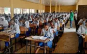 Nigeria siết chặt chống gian lận thi cử: Kiểm tra tóc giả, cấm áo có chữ