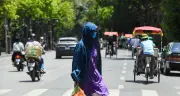 Nắng nóng gay gắt 40 độ C kéo dài ở Bắc và Trung Bộ, Hà Nội là tâm điểm