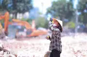 Nắng nóng như đổ lửa, người lao động chật vật mưu sinh giữa thời tiết khắc nghiệt