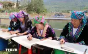 Nét đẹp nghệ thuật vẽ sáp ong trên vải của người Mông và Dao Tiền