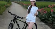 Áo thun và mũ lưỡi trai: Bộ đôi hoàn hảo cho phong cách tự do