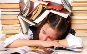 Áp lực thi cử: Cánh cửa đổi đời hay nguy cơ trầm cảm kéo dài?