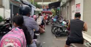 Phụ huynh bức xúc vì hẻm trường học bị xe quán cà phê chiếm lối