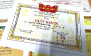 Phụ huynh cảnh giác khi đăng thành tích học tập của con lên mạng xã hội