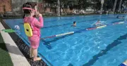 Phụ huynh đổ xô cho con học bơi: 'Mua' sự an tâm và kỹ năng sinh tồn
