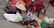 Phụ nữ bán dừa thu gom nước thừa bán lại cho khách bị đình chỉ