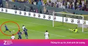 Pha bóng nghiệt ngã: Thủ môn cản phá penalty, đồng đội đá phản lưới nhà