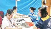 Phường Việt Hưng trao quà, tặng thẻ BHYT cho công nhân khó khăn