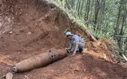 Phát hiện bom khi mở đường khai thác trạm