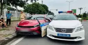 Phát hiện chạy quá tốc độ, tài xế liều lĩnh tông xe CSGT rồi bỏ chạy