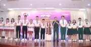 Quỹ Vừ A Dính trao 56 suất học bổng tiếp sức học sinh dân tộc thiểu số
