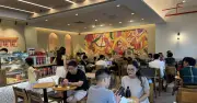 Quán cà phê Hà Nội đông nghịt khách tránh nóng, doanh thu giảm
