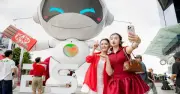 Robot BESO 'nghỉ xả hơi' ở Thiso Mall: Giới trẻ đổ xô check-in
