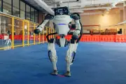 Robot hình người trình diễn kỹ thuật bóng đá chuyên nghiệp tại World Cup 2026