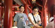 Sĩ tử đội nắng đi cầu may để thi vào lớp 10