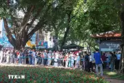 Sỹ tử đổi nắng đến Văn Miếu - Quốc Tử Giám cầu may trước kỳ thi quan trọng