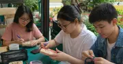 Sinh viên ở lại thành phố mùa hè làm thêm kiếm thu nhập