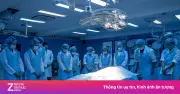 Sinh viên Nhật run run cúi đầu trước thi hài hiến tặng tại TP.HCM