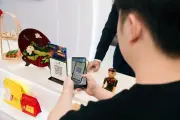 Sống trên những cú chạm: Khi điện thoại thay vì tiền