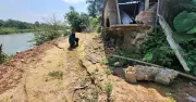 Sạt lở sông Ngàn Phố đe dọa hàng chục hộ dân, địa phương bất lực