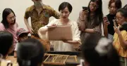 Từ bỏ công việc văn phòng, cô gái trẻ quyết tâm giữ nghề làm giấy dó truyền thống