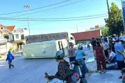 Ô tô chở sinh viên lật ngang giữa đường, nhiều người thương vong