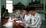 Tổ chức dạy chương trình xóa mù chữ cho phạm nhân chưa biết chữ hoặc tái mù chữ