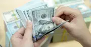 Tỷ giá USD hôm nay 11.5: Ngân hàng đồng loạt bán kịch trần, tự do giảm