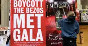 Tỷ phú Jeff Bezos chi 10 triệu USD tài trợ Met Gala, bị biểu tình phản đối