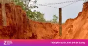 Taluy dài 40 m sạt lở sau mưa lớn ở Lâm Đồng, giao thông tê liệt