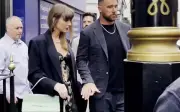 Taylor Swift chứng minh: Chỉ cần chọn đúng phụ kiện là đủ nổi bật