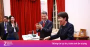 Thủ tướng Nhật Bản thích thú trải nghiệm đánh trống truyền thống Việt Nam