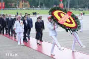 Thủ tướng Nhật Bản vào Lăng viếng Chủ tịch Hồ Chí Minh