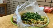 Thói quen đựng đồ ăn trong túi ni lông gây ung thư hạch