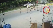 Thót tim cảnh bé trai bất ngờ lao sang đường khiến xe ba gác lật nghiêng