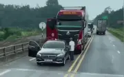 Tài xế Mercedes dừng trên cao tốc Nội Bài - Lào Cai để cãi nhau với xe phía sau