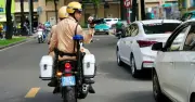 Tài xế ô tô bị phạt vì dừng xe song song giữa đường trung tâm TP.HCM