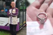 Tài xế xe buýt trả lại nhẫn kim cương 722 triệu cho nữ hành khách