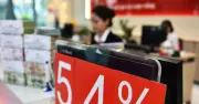 Tiền gửi dân cư tăng mạnh, tín dụng vượt 144% GDP gây lo ngại rủi ro