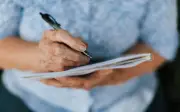 Tần tảo chăm ba, cô gái neo đơn 3 thập kỷ vì bạn di chúc