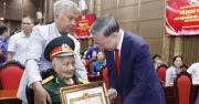 Tổng Bí thư, Chủ tịch nước trao Huy hiệu Đảng cho đảng viên lão thành