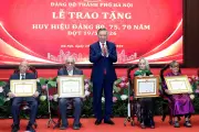 Tổng Bí thư Tô Lâm trao Huy hiệu Đảng cho các đảng viên lão thành tại Hà Nội