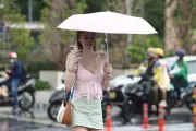 TPHCM mưa dầm từ sáng sớm, đường phố vắng vẻ lạ thường