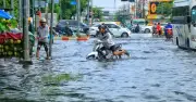 TP.HCM mưa lớn gây ngập sâu, dân chật vật di chuyển trưa 29.5