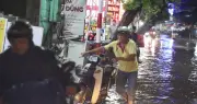 TP.HCM mưa như trút, đường biến thành sông, xe chết máy hàng loạt