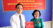 TPHCM trao Huy hiệu 65 năm tuổi Đảng cho nguyên Phó Chủ tịch nước Trương Mỹ Hoa