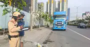 TP.HCM xử lý ô tô, container đỗ xe chiếm làn xe máy trên đường Thống Nhất
