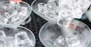 TPHCM xử phạt, đình chỉ hoạt động 2 cơ sở cung cấp nước đá cho trường học
